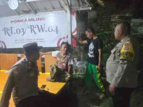 Bangkitkan Semangat Ronda Malam, Aiptu Taryani & Bhabinkamtibmas Bripka Gery Ngobrol di Pos Ronda
