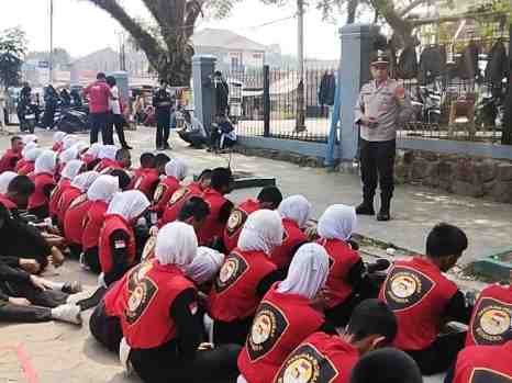 ‎Kapolsek Gunungkencana Berikan Arahan dan Motivasi kepada Paskibra Jelang Upacara HUT Ke-81 Kemerdekaan RI