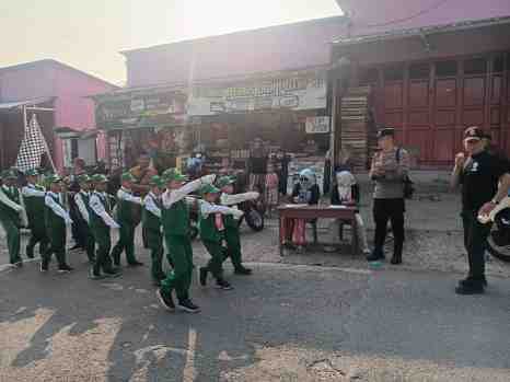 Bhabinkamtibmas Polsek Rangkasbitung Jadi Juri Gerak Jalan Antar Pelajar Tingkat Kecamatan Kalanganyar Menyambut Hut Kemerdekaan RI Ke 81