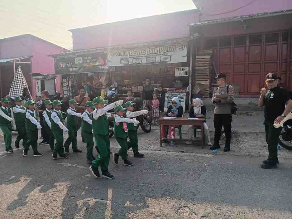 Bhabinkamtibmas Polsek Rangkasbitung Jadi Juri Gerak Jalan Antar Pelajar Tingkat Kecamatan Kalanganyar Menyambut Hut Kemerdekaan RI Ke 81