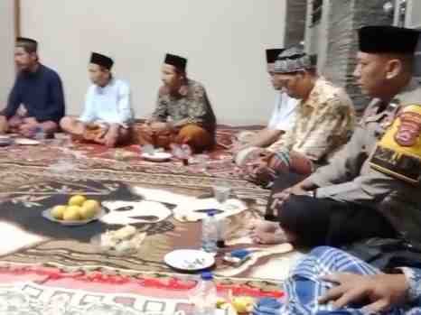 Bhabinkamtibmas Polsek Ciwandan Lakukan Pendekatan Masyarakat Dengan Cara Hadiri Pengajian Rutin
