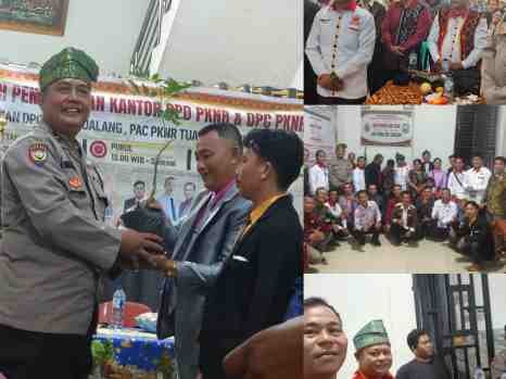 Polsek tualang serahkan bibit hijau di acara pelantikan dpc pknr Tualang.