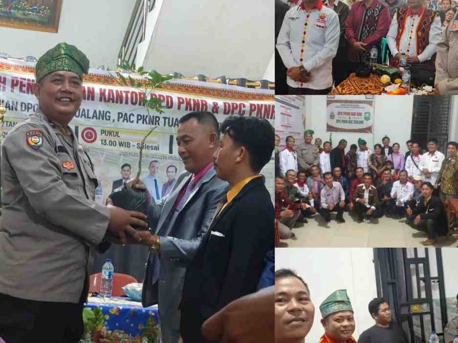 Polsek tualang serahkan bibit hijau di acara pelantikan dpc pknr Tualang.