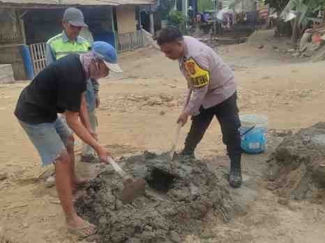 Sinergi TNI-Polri dan Warga, Bhabinkamtibmas Ciwandan Gotong Royong Bangun Pondasi Bak Sampah di Kebonsari