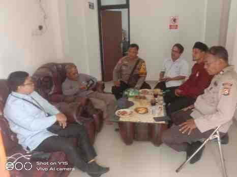 Kanit Binmas Polsek Cimarga Polres Lebak Melaksanakan Silaturahmi Ke Kantor Desa Tambak