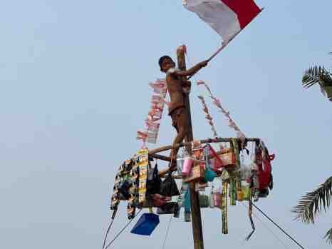 Polsek Mauk Gelar Lomba Panjat Pinang Anak-Anak Semarakkan HUT ke-81 RI