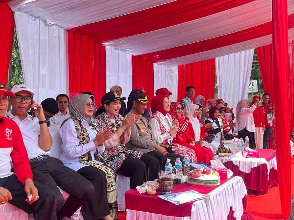 Semarak Kemerdekaan, Kapolres Dharmasraya Bersama Forkopimda Hadir di Tengah Pawai