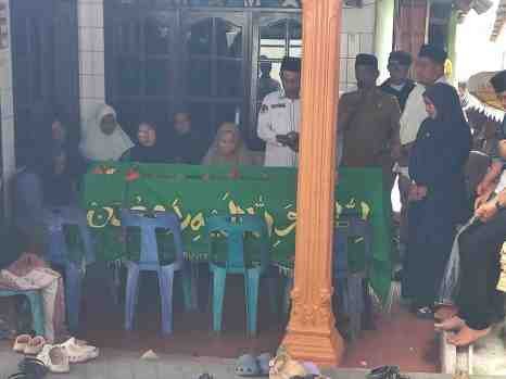 Bentuk Kepedulian, Lurah Rantauprapat Melayat ke Rumah Duka Warga Kampung Tempel