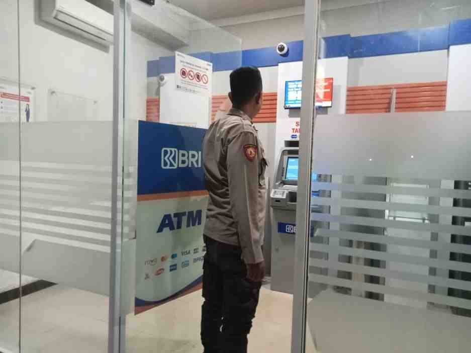 Patroli Perbankan Malam Hari, Polsek Malingping Polres Lebak Sambangi Mesin ATM BRI Cegah Aksi Kejahatan