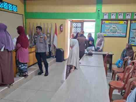 Bhabinkamtibmas Polsek Rangkasbitung Monitoring Penyaluran Bantuan Pangan Berupa Beras di Desa Nameng