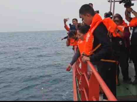Polda Banten Dampingi Keluarga Korban Arupadatu Tabur Bunga di Selat Sunda