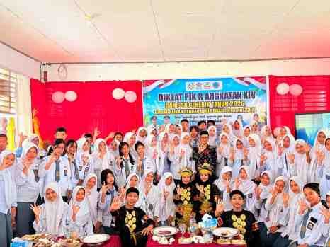 *Lukman Hamarong Bekali PIK-R SMAN 4 Luwu Utara dengan Literasi SSK Berbasis AI*
