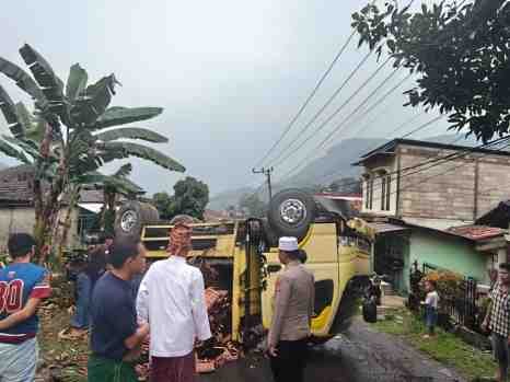 Respons Cepat Laporan 110, Polsek Lebakgedong Tangani Kecelakaan Tunggal di Tanjakan Kampung Pahingen