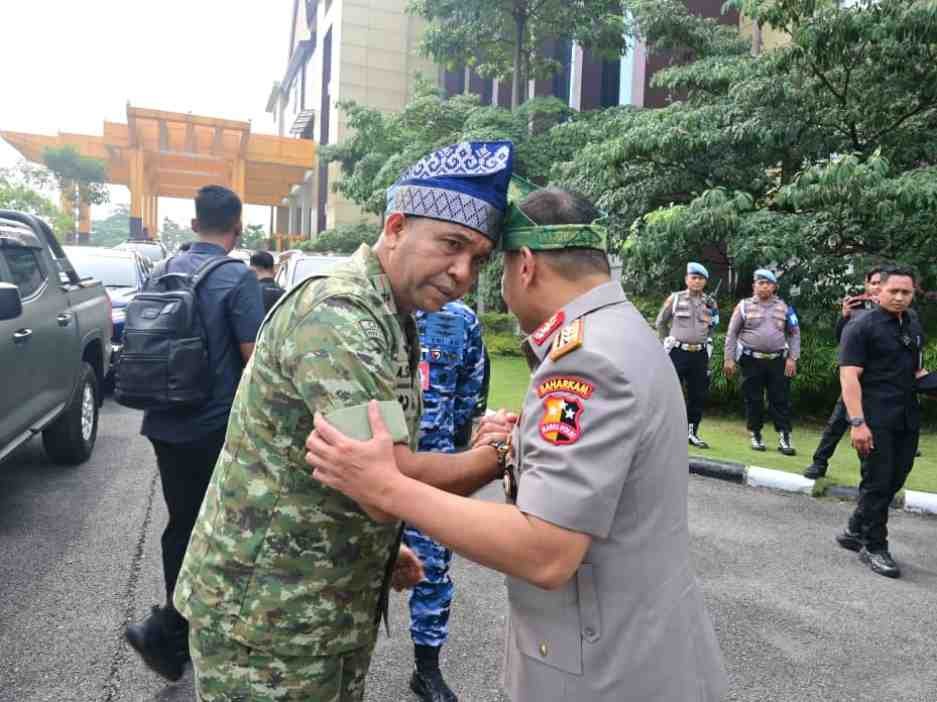 Jalin Soliditas dan Kebersamaan, Danrem 031/WB Hadiri Acara Kenal Pamit Kapolda Riau