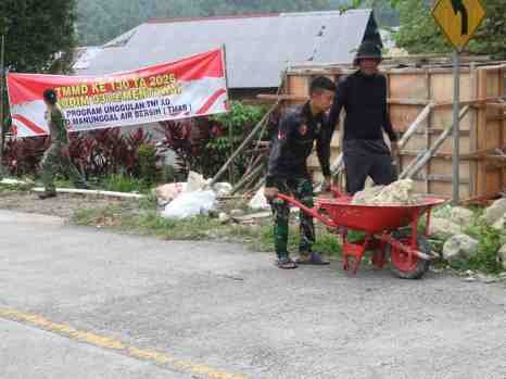 Semangat Gotong Royong, Satgas TMMD ke-130 Bersama Warga Percepat Pengerjaan Pipanisasi di Dusun Pogari