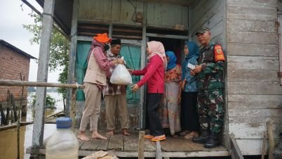 Ketua_TP_PKK_Memberi_Sembako_Untuk_Korban_Banjir_di_Desa_Kemingking_Luar.jpg