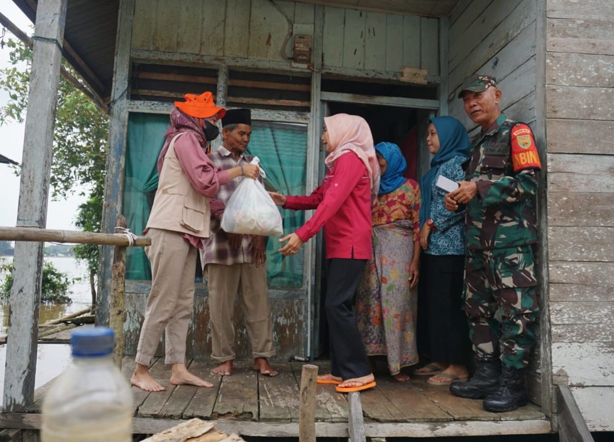 Ketua_TP_PKK_Memberi_Sembako_Untuk_Korban_Banjir_di_Desa_Kemingking_Luar.jpg