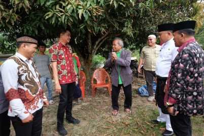 Penjabat_Bupati_Muaro_Jambi_Bachyuni_Bersama_Sekda_Memberikan_Bantuan_Korban_Kebakaran.jpg