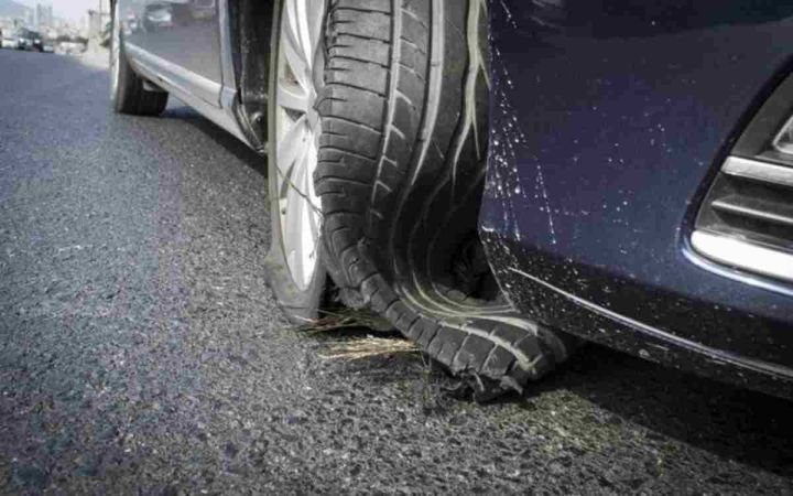 Penyebab-Ban-Mobil-Pecah.jpg