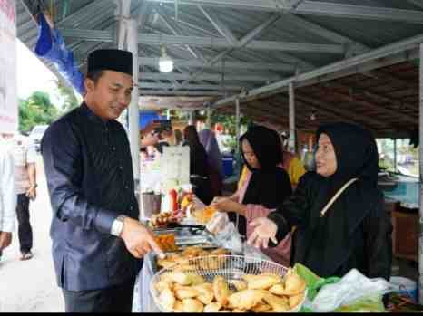 *Masya Allah! Bupati Luwu Utara Borong Takjil, Ringankan Beban Warga Jelang Buka Puasa*