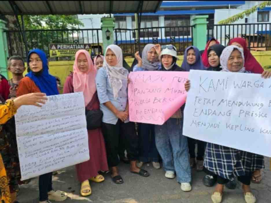 Emak- emak Kel. Pulo Brayan Bengkel Geruduk Kantor Camat, Ada Dugaan Suap  Pengangkatan Kepling IX Pulo Brayan Bengkel