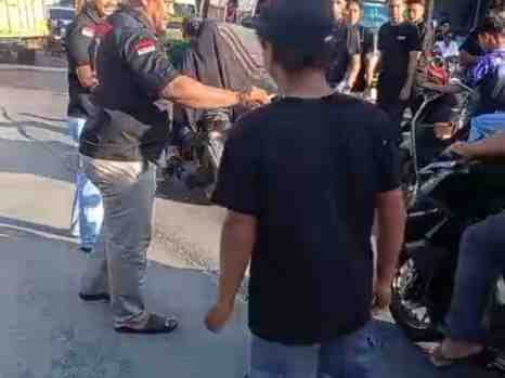 GRIB Jaya Torgamba Bagi-Bagi Takjil di Desa Asam Jawa Torgamba, Sekaligus Serahkan SK Mandat Kepengurusan Ranting