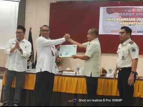 *Dinilai Proaktif Awasi Orang Asing, Kadisdukcapil Luwu Utara Diganjar Penghargaan oleh Imigrasi Palopo*