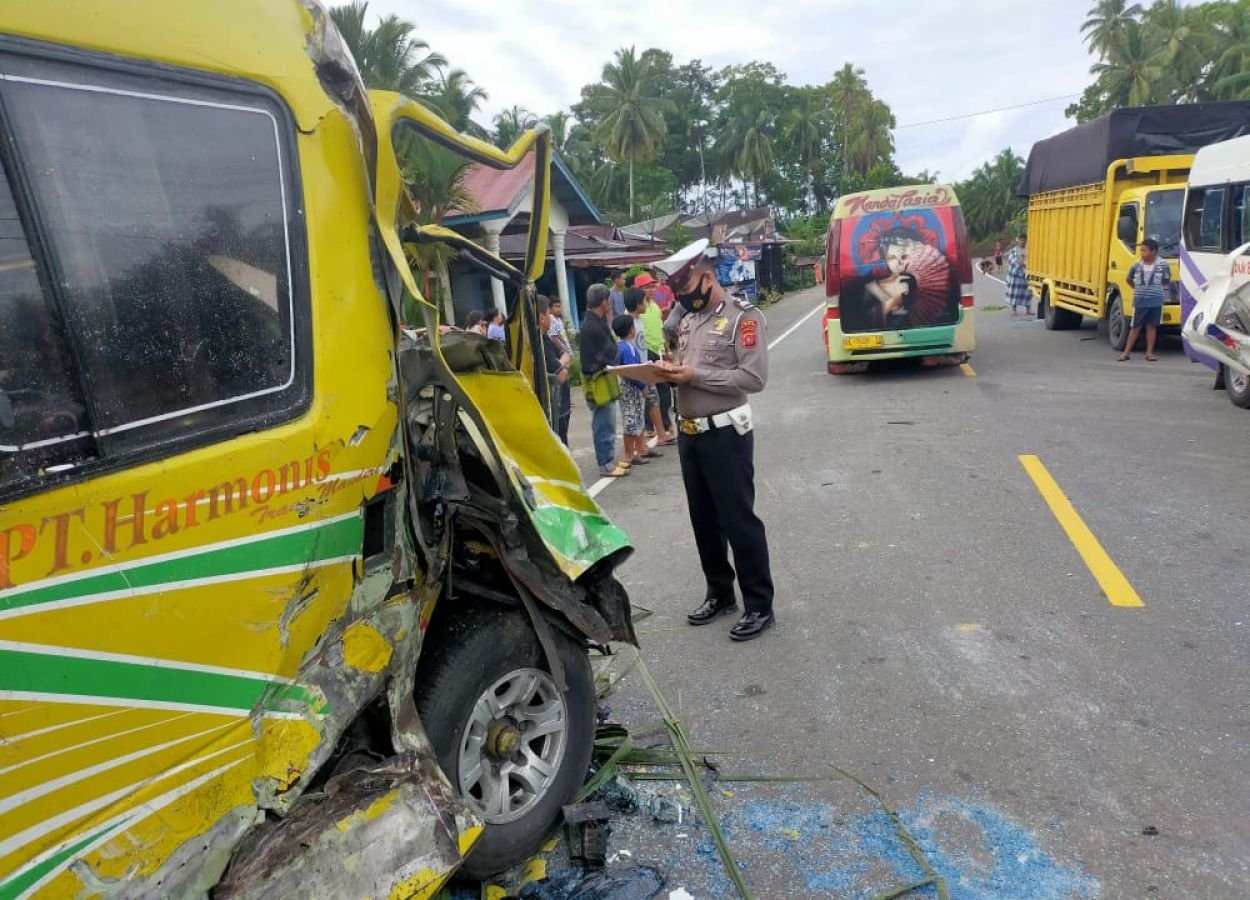 tabrakan.jpg